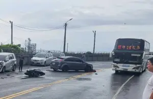 ▲一部轎車疑因天雨路滑失控撞上對向車道2輛機車。（圖／翻攝畫面）