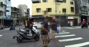 ▲林男襲擊警員遭噴灑辣椒水。(圖/翻攝畫面) ▲林男襲擊警員遭噴灑辣椒水。(圖/翻攝畫面)