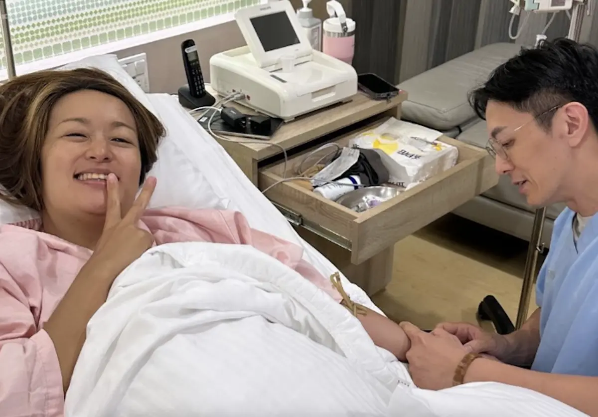 ▲Podcast節目《百靈果NEWS》主持人凱莉正好進醫院催生，在產床上五指全開的狀態下遇到有感地震。（圖／翻攝自百靈果News IG）