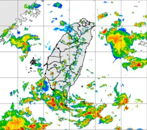 ▲北部有一整片對流雲系在宜蘭東部外海虎視眈眈，若是移至北部上空，遊行期間恐怕是打雷加暴雨。（圖／翻攝自中央氣象署）