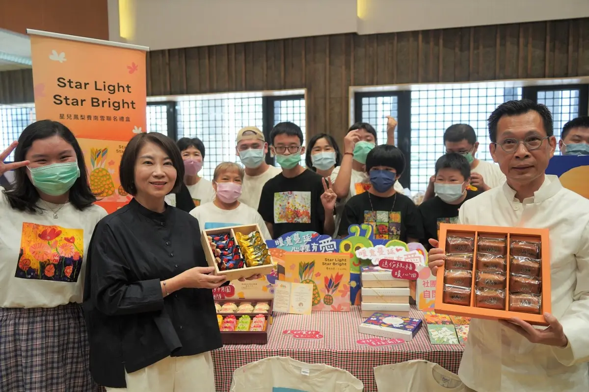 ▲周春米率先加碼訂購20萬元的中秋伴手禮，期盼社會大眾支持身障青年，讓暖意蔓延到社會每個角落。（圖／屏東縣府提供）