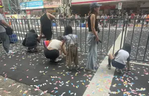 奧運英雄遊行／隱藏小彩蛋！民眾蹲地狂撿彩紙　背後可愛驚喜曝光
