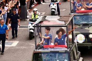 奧運英雄遊行／粉絲瘋狂！大批民眾一路狂奔　只為隨行最後一哩路
