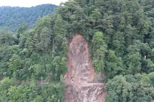 地震、連日大雨！台8線榮興路段崩坍　估8/23搶通
