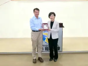 ▲行政院副院長鄭麗君(右)到中龍鋼鐵公司視察節能績效，中龍鋼鐵公司總經理呂紹榮(左)代表公司致送紀念品。(圖／中龍鋼鐵公司提供)