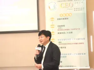 ▲華苓科技公司董事長梁賓先，分享從傳統模式轉型為智慧企業的關鍵因素。(圖／勞動部高屏澎東分署提供)