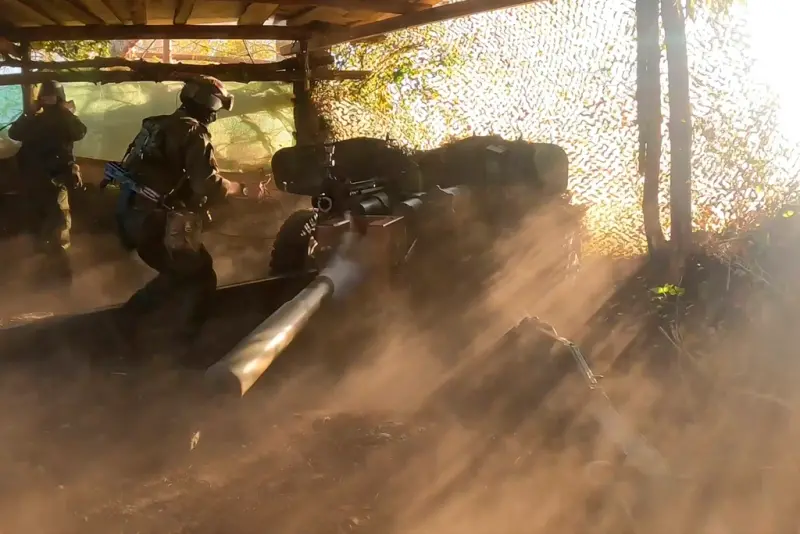 ▲烏克蘭軍隊上週開始跨境攻入俄羅斯邊境的庫爾斯克州(Kursk),佔領許多村落,甚至在當地設立軍事行政辦公室。圖為當地的俄羅斯士兵正在部署反坦克炮。(圖/美聯社/達志影像)