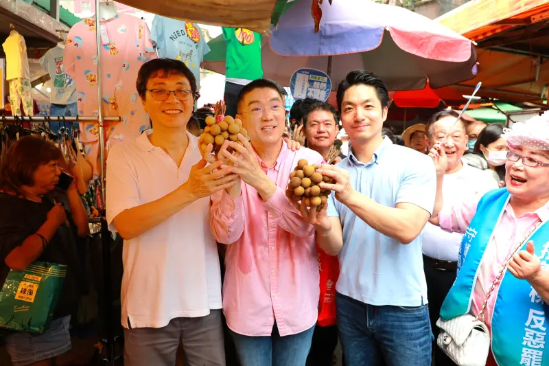 ▲台北市長蔣萬安前往基隆合體謝國樑，兩人一起拜訪安樂市場。（圖／ 中國國民黨基隆市黨部提供）