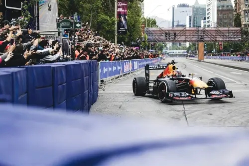 Red Bull Showrun Taichung活動即將在9月28日、在七期市政路進行封街展演,屆時由隸屬Visa Cash App RB F1車隊的日本車手角田裕毅(Yuki Tsunoda)來台駕駛2012年世界冠軍賽車RB8進行表演,不過才開賣短短3分鐘,3萬張門票就賣光,網路上也有多名網友求票,黃牛票滿天飛,傳出500元門票一舉漲到3500元。 ▲Red Bull Showrun Taichung活動即將在9月28日、在七期市政路進行封街展演,屆時由隸屬Visa Cash App RB F1車隊的日本車手角田裕毅(Yuki Tsunoda)來台駕駛2012年世界冠軍賽車RB8進行表演,不過才開賣短短3分鐘,3萬張門票就賣光,網路上也有多名網友求票,黃牛票滿天飛,傳出500元門票一舉漲到3500元。(圖/Red Bull提供)