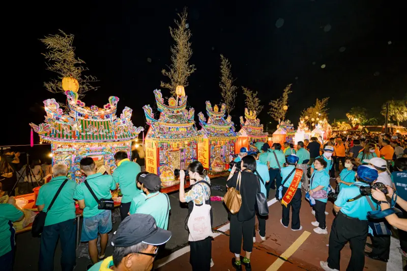 ▲基隆中元祭登場，今晚將有重頭戲，即放水燈遶境遊行及普度活動，圖為去年2023年盛況。（圖／取自雞籠中元祭臉書）