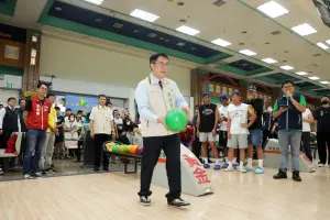 ▲臺南市長黃偉哲為「府城少年STRIKE！晉級保齡球」競賽開球。（圖／南市府提供）