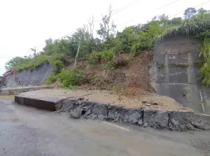 台南龍崎擋土牆倒塌　歸仁道路積水　工務局全力搶修中
