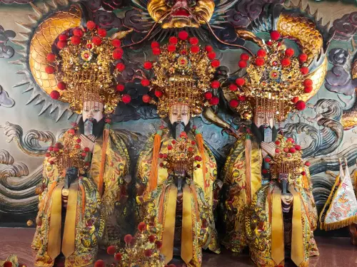 ▲中元節是「地官大帝」生日壽辰，圖為台中四張犁三官堂的三官大帝。（圖／楊登嵙提供）