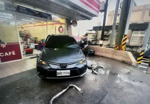 苗栗造橋鄉代主席車禍！路口與小客車碰撞　失控撞破超商玻璃3傷
