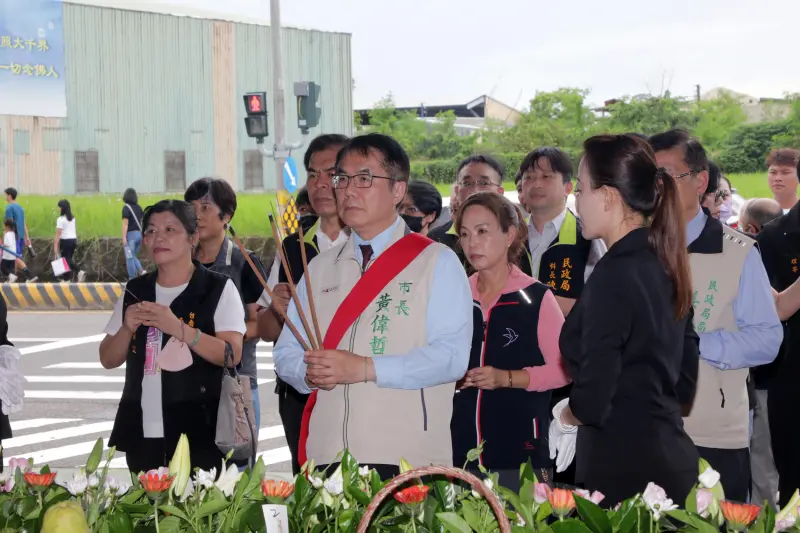 ▲臺南市殯葬管理所今天舉行「113年中元暨秋分祭典法會」，由市長黃偉哲主祭，黃偉哲祈願風調雨順市運昌隆。（圖／南市府提供）