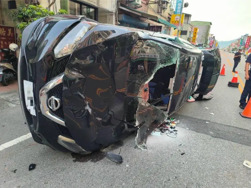 ▲黃姓男子行經中正南路時，不明原因撞上路邊車輛，導致休旅車側翻佔據道路。（圖／翻攝畫面）