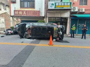 ▲黃姓男子跨越雙黃線，撞上對向路邊多部車輛。（圖／翻攝畫面）