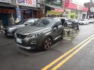 台中西屯車禍！吊車行進中突逆向撞對向休旅車　驚悚現場曝光
