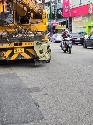 ▲遭撞休旅車的部分板金卡在吊車車頭。（圖／翻攝畫面）