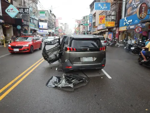 ▲休旅車遭吊車撞上，導致車身出現嚴重損毀。（圖／翻攝畫面）