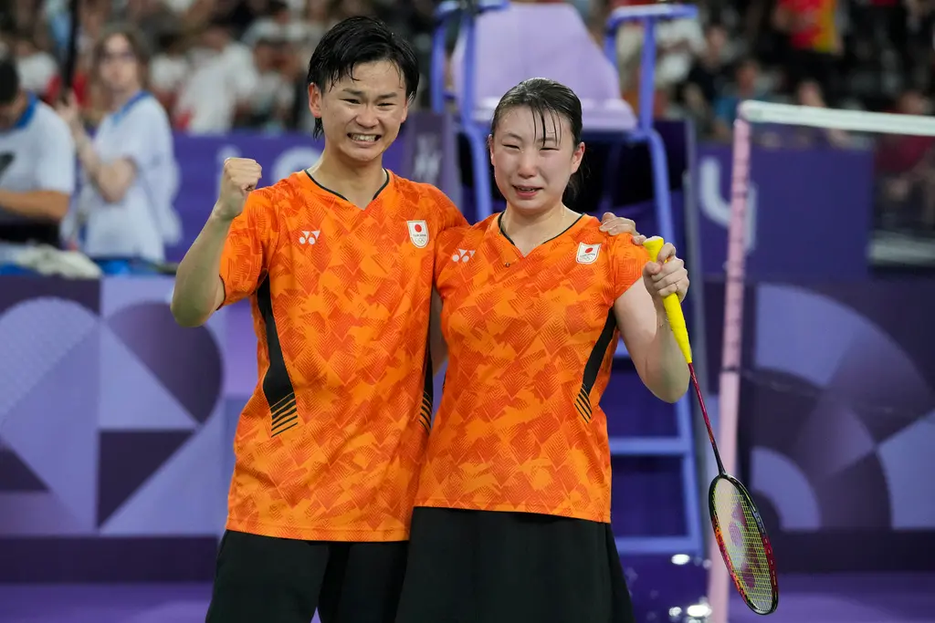 ▲日本羽球混雙組合「東渡」渡邊勇大（左）／東野有紗在巴黎奧運拿下混雙銅牌，兩人在去年8月巴黎奧運後拆夥。渡邊勇大昨晚在社群媒體上宣布，放棄日本國家代表隊的內定資格。（圖／美聯社／達志影像）