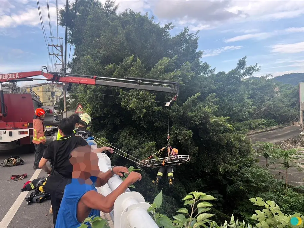 ▲男大生自撞橋墩後墜落溪床，警消趕抵後立刻用吊掛方式將其救起送醫。（圖／翻攝畫面）