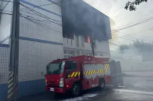 大園石化廠倉儲大火！濃煙狂竄直衝天際　環保局提醒恐產生異味
