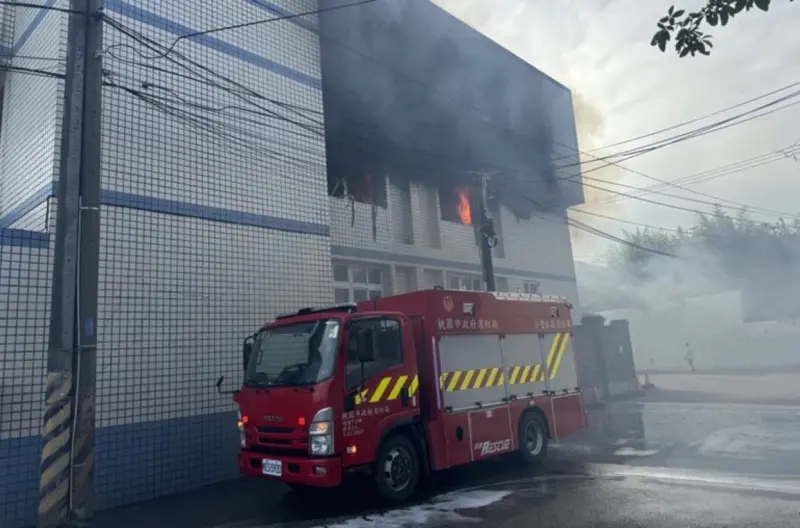 ▲19日上午，桃園市大園區環區西路、一處石化倉儲工廠發生火警，桃園市消防局獲報，立即派員前往灌救，目前火勢已撲滅。（圖／翻攝畫面）