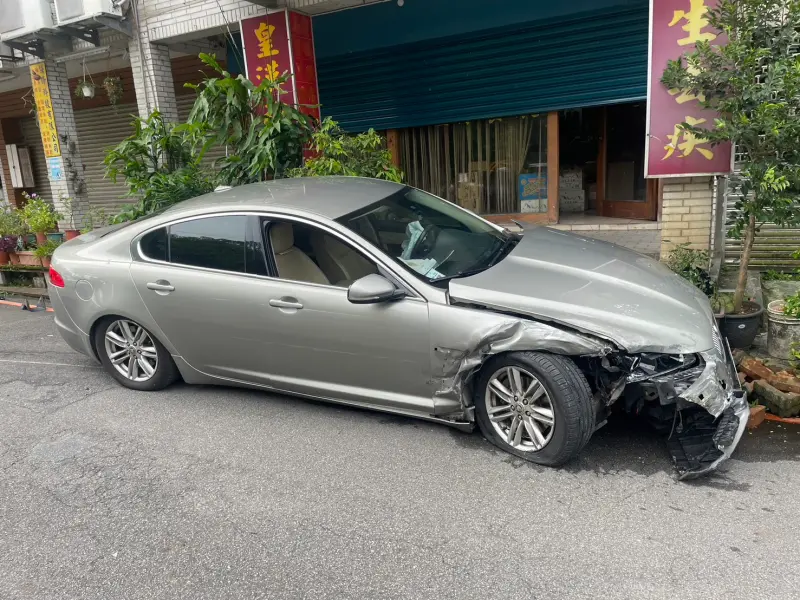 ▲19日上午，新北新店如意街發生車禍事故，74歲陳姓婦人駕駛Jaguar豪車，未料車子突然失控爆衝，撞擊路邊25台機車及1部自小客。（圖／翻攝畫面）