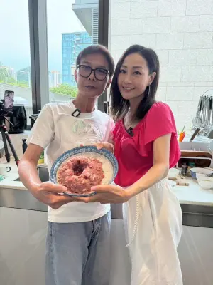 ▲錢小豪(左)與好友楊玉梅一起直播下廚,他暴瘦現身引起外界關注。(圖/楊玉梅臉書) ▲錢小豪(左)與好友楊玉梅一起直播下廚,他暴瘦現身引起外界關注。(圖/楊玉梅臉書)
