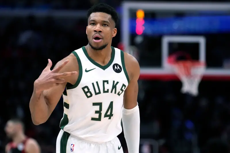 ▲NBA密爾瓦基公鹿球星Giannis Antetokounmpo近日被球迷直擊，出現在紐約平價百貨Target的「低價區」，讓不少網友都讚嘆他的節省精神。（圖／美聯社／達志影像）