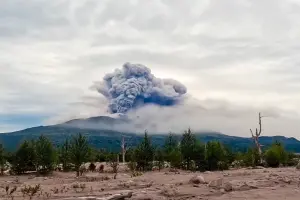 影／俄羅斯堪察加7.0強震後火山噴發景象驚人　劇烈震動畫面釋出
