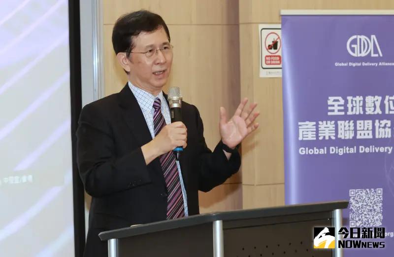 ▲黃彥男便表示,資安就像貓捉老鼠,老鼠一直在進化,甚至老鼠還用AI,跑得很快、攻擊角度也多、技術也新,「我們做貓的人當然也要跟上」,他形容,基本上就是戰爭,而數發部就像網路上的國防部。(圖/記者吳翊緁攝)