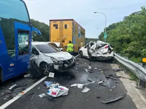 國3南下108.4K車禍！新竹香山6車連環撞　4小客車慘成夾心餅釀3傷
