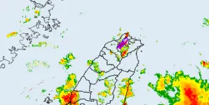 ▲午後雷雨彈狂襲北部！今（19）日下午中央氣象署針對台北市、新北市、桃園市發布大雷雨即時訊息。（圖／中央氣象署）