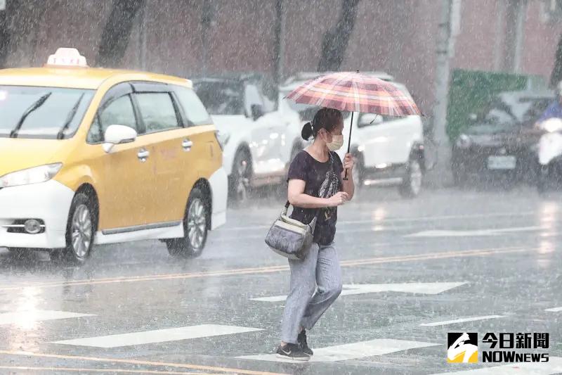 ▲中央氣象署發布「大雨特報」，提醒週末外出民眾，午後雷陣雨又急又快，不到幾秒就會讓人變成落湯雞。（圖／記者葉政勳攝）