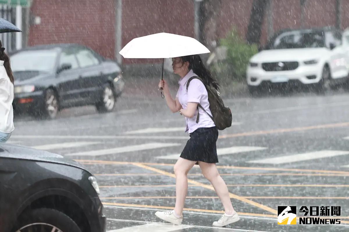 ▲本週共有2波鋒面影響台灣天氣，除了今天白天的雨勢之外，週末母親節更是全台有雨。（圖／記者葉政勳攝）