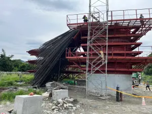 東豐快速道路鋼筋傾倒　一移工慘死
