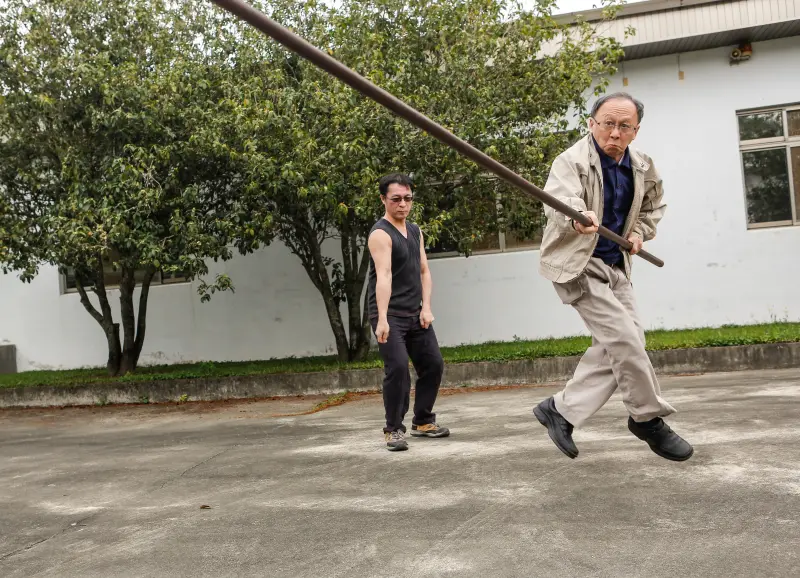 ▲老雪花齋第二代呂松吉，高齡80歲仍身手俐落。（圖／讀者楊先生提供）