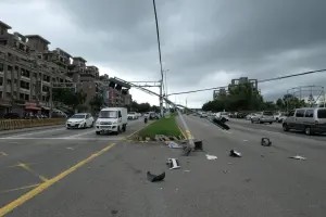 ▲號誌燈桿遭一部煞車失靈的大貨車撞斷。（圖／翻攝畫面）