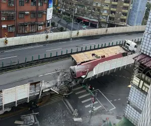 上班族快改道！忠孝橋「拖板車翻覆撞斷護欄」鋼材散落　全線封閉
