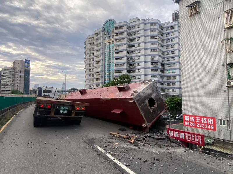 ▲忠孝橋三重往台北護欄遭拖板車撞破大洞，目前往台北市全面封閉。（圖／北市府提供）