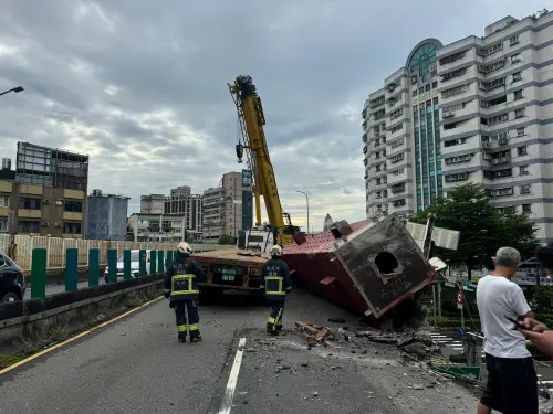 ▲忠孝橋三重往台北護欄遭拖板車撞破大洞，目前往台北市全面封閉。（圖／北市府提供）