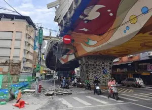 聯結車撞忠孝橋鋼梁砸爛2車！侯友宜、蔣萬安急發聲　替代路線曝
