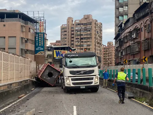 ▲忠孝橋三重往台北護欄遭拖板車撞破大洞，目前往台北市全線封閉。（圖／北市府提供）