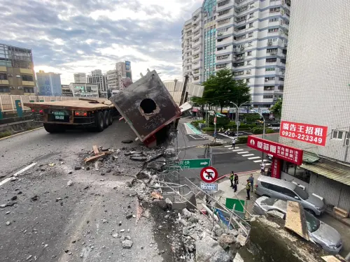 ▲忠孝橋三重往台北護欄遭拖板車撞破大洞，目前往台北市全線封閉。（圖／北市府提供）