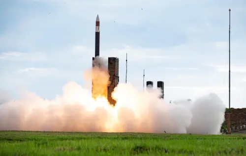 ▲國軍九鵬基地發射天弓三型飛彈秀肌肉。(圖／翻攝自國防部發言人臉書)