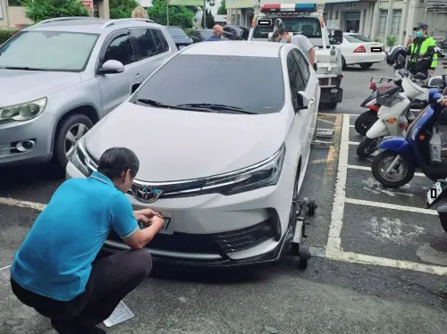 監理站停車場查獲偽造車牌！駕駛見警急逃跑　車牌現場遭拔除　
