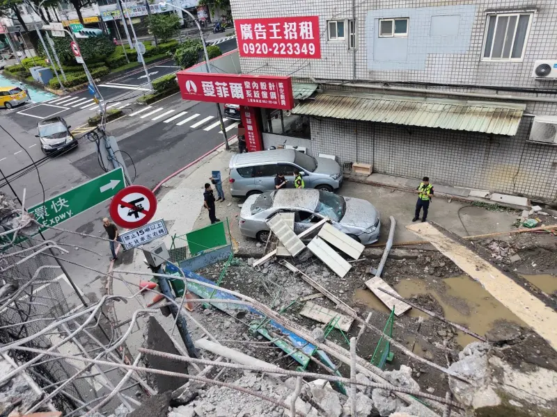 ▲新北市三重區忠孝橋（往台北方向）發生嚴重事故，一輛聯結車後方載運的36噸重鋼樑因不明原因掉落，橋梁右側護欄慘遭砸毀，今早忠孝橋交通大堵塞。（圖／翻攝畫面）