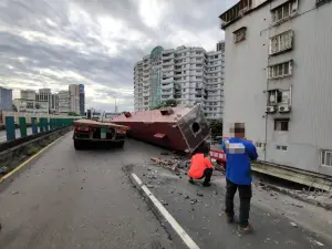 ▲▲忠孝橋聯結車翻覆。（圖／翻攝畫面）